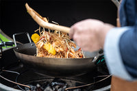 Big Green Egg Grill-Wok aus Kohlenstoffstahl mit Bambusspatel