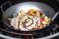 Big Green Egg Grill-Wok aus Kohlenstoffstahl mit Bambusspatel