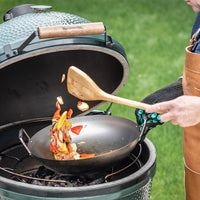 Big Green Egg Grill-Wok aus Kohlenstoffstahl mit Bambusspatel