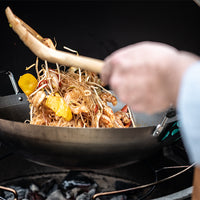 Big Green Egg Grill-Wok aus Kohlenstoffstahl mit Bambusspatel 